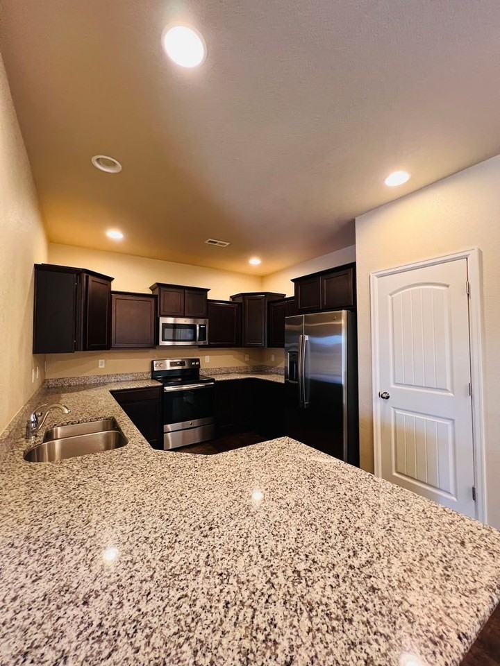 5640 Shamrock Hts - Photo 6 of 17