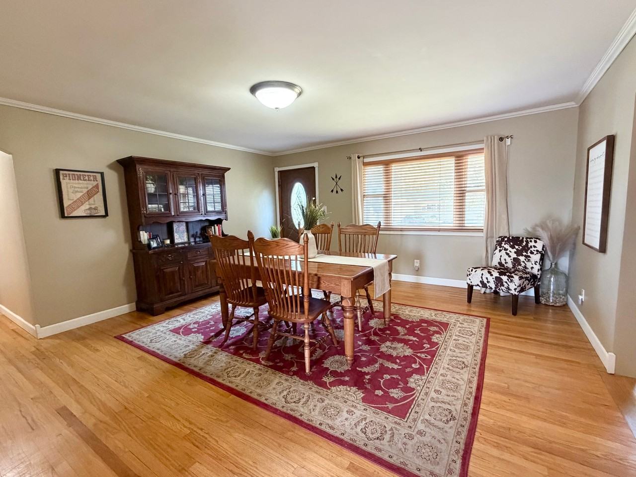327 W Poplar St - Photo 4 of 21