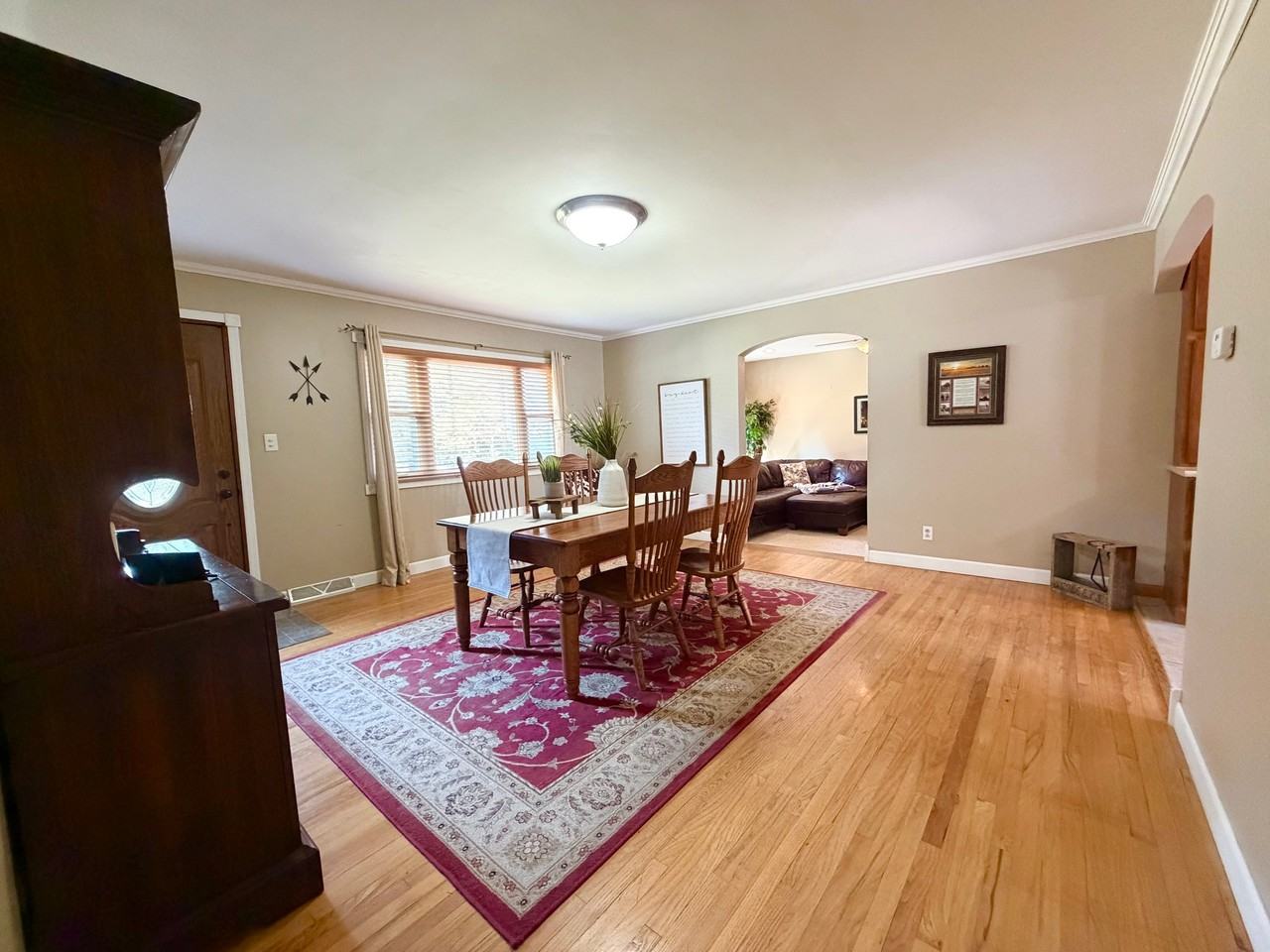 327 W Poplar St - Photo 5 of 21