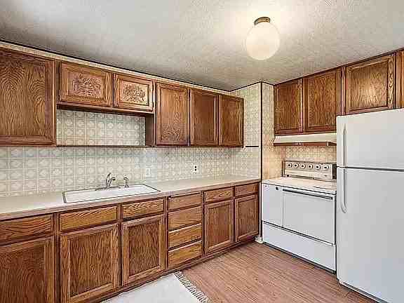 2628 W Olympic Ave - Photo 5 of 10