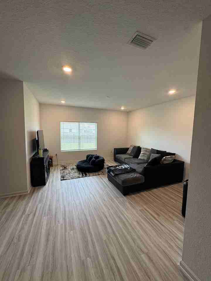 1256 Hayward Loop - Photo 2 of 10