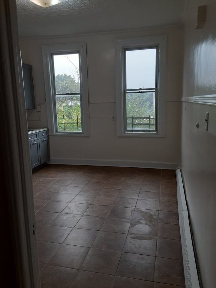 6105 55th St #2L - Photo 3 of 9