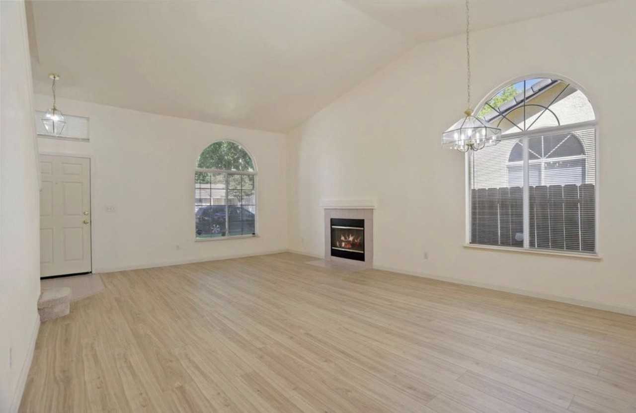 5451 Governor Cir - Photo 4 of 13