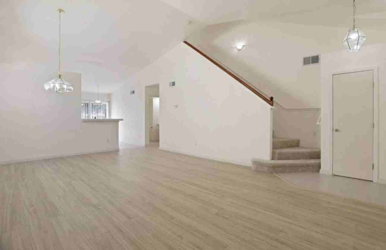 5451 Governor Cir - Photo 5 of 13