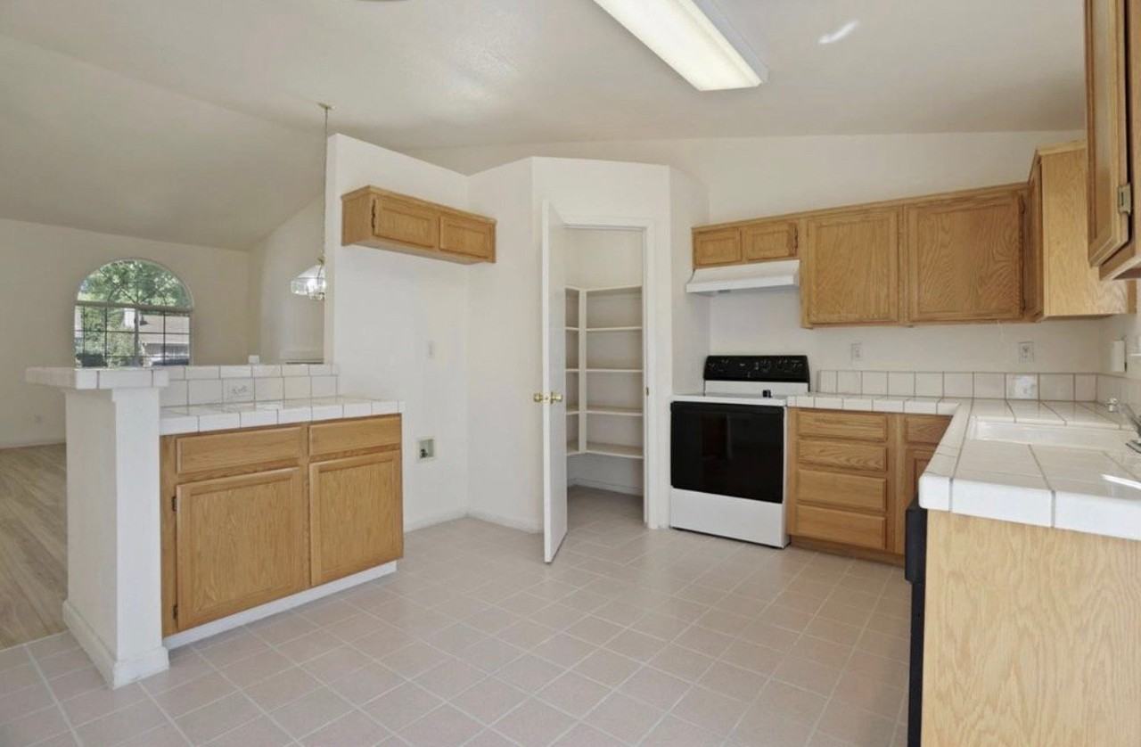 5451 Governor Cir - Photo 6 of 13