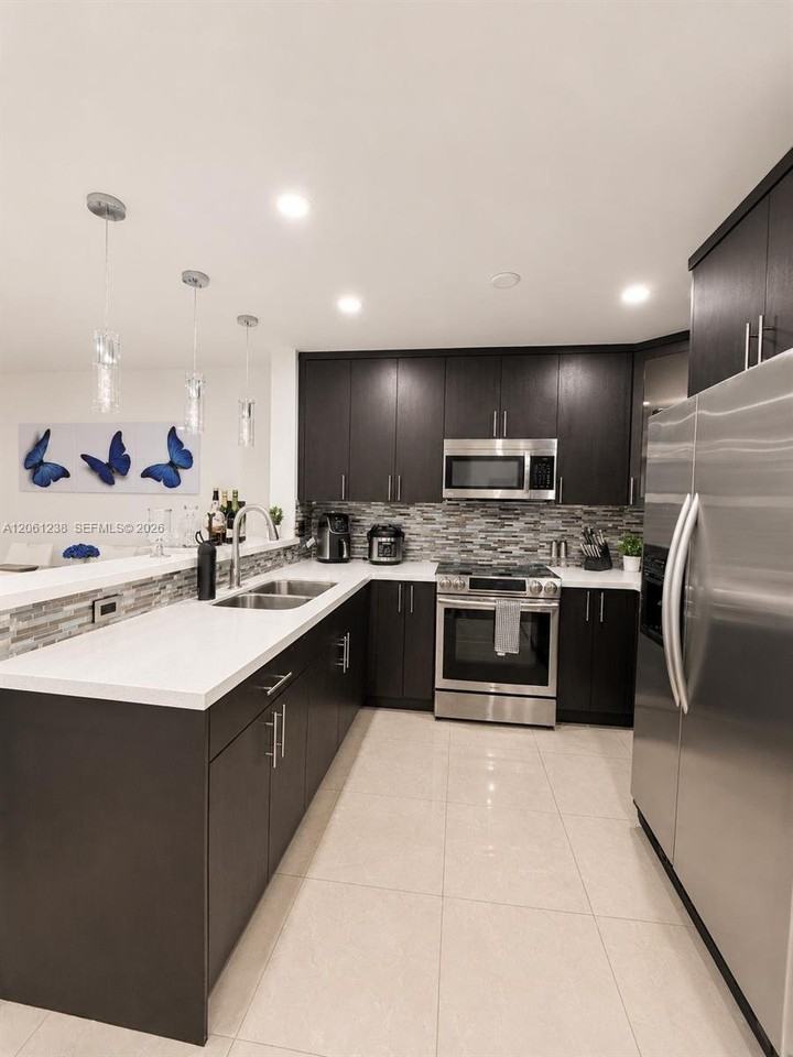 12610 Sw 54th St #12610 - Photo 2 of 11