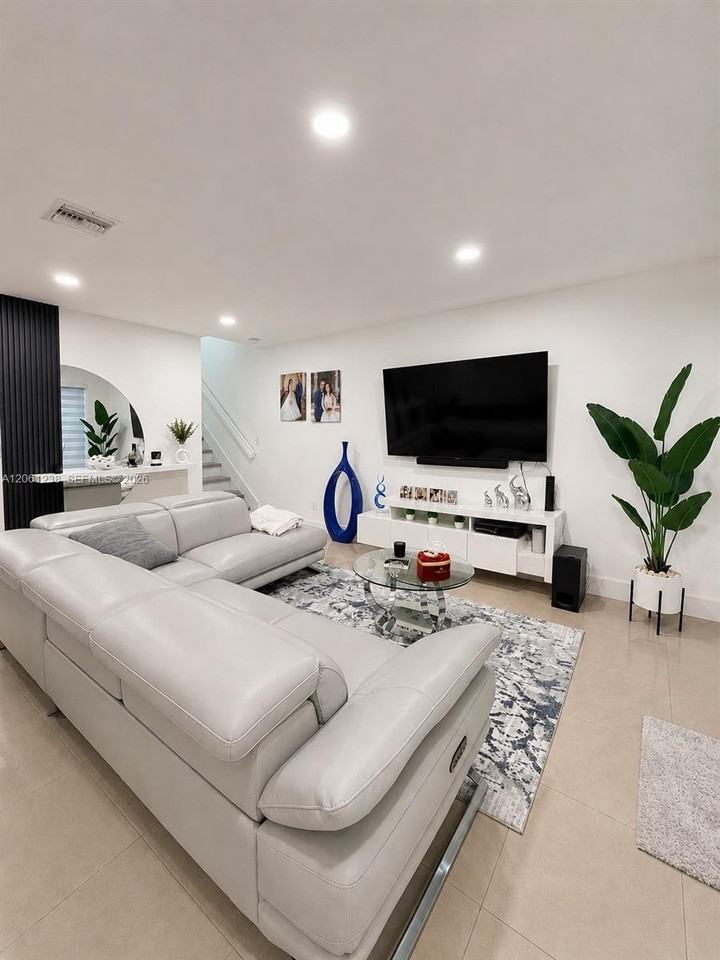 12610 Sw 54th St #12610 - Photo 3 of 11