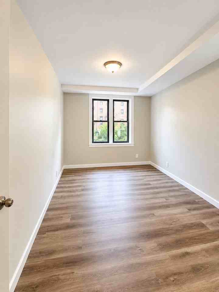 25 Van Velsor Pl #25LE - Photo 4 of 6