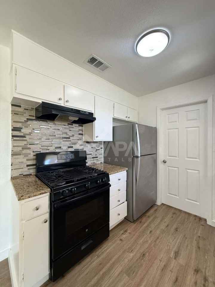 1906 Wilsons Creek St - Photo 4 of 18