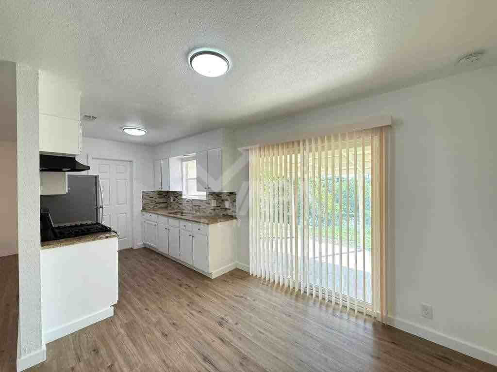 1906 Wilsons Creek St - Photo 5 of 18