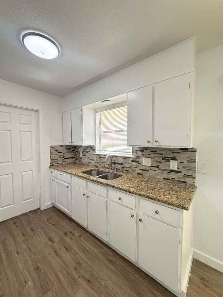 1906 Wilsons Creek St - Photo 6 of 18
