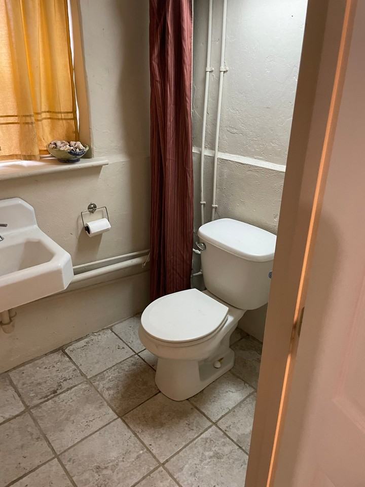 10911 Falls Rd - Photo 3 of 20