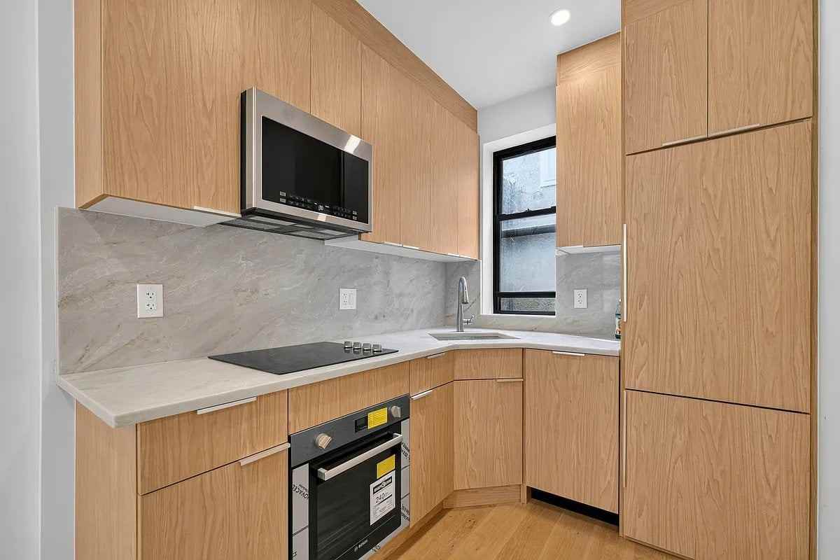 205 8th Ave #2R - Photo 4 of 10