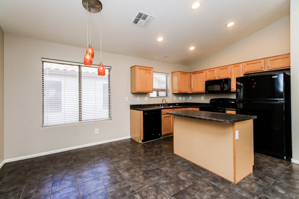 41661 W Sunland Dr - Photo 6 of 16