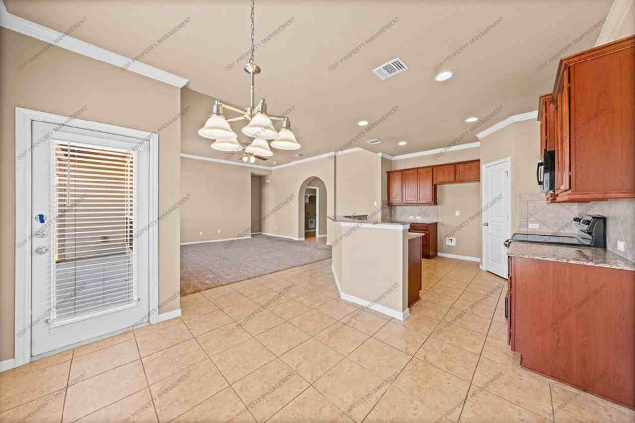 5816 Markham Dr - Photo 6 of 28