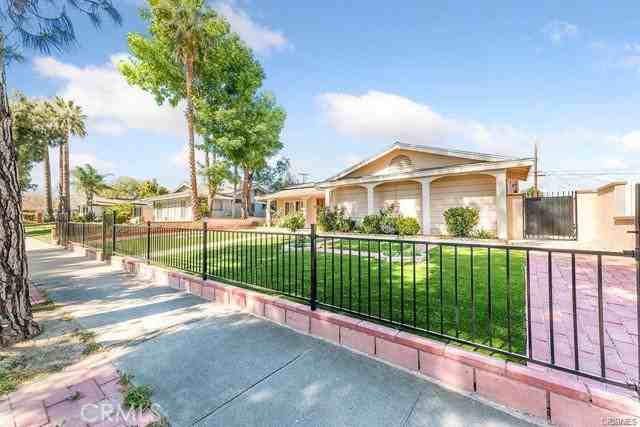 23021 Saticoy St - Photo 2 of 8
