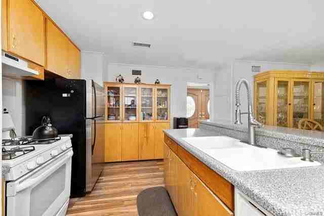 23021 Saticoy St - Photo 4 of 8