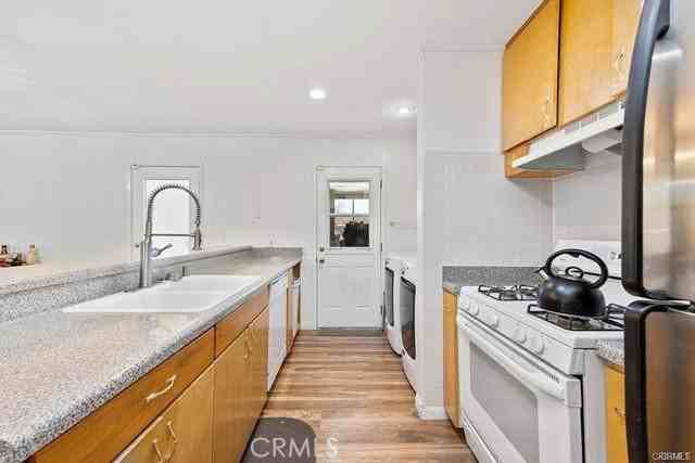 23021 Saticoy St - Photo 5 of 8