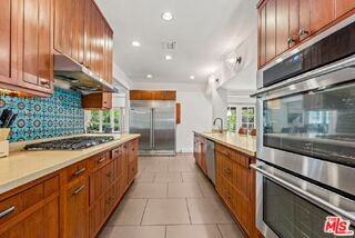 23057 Sylvan St - Photo 7 of 8