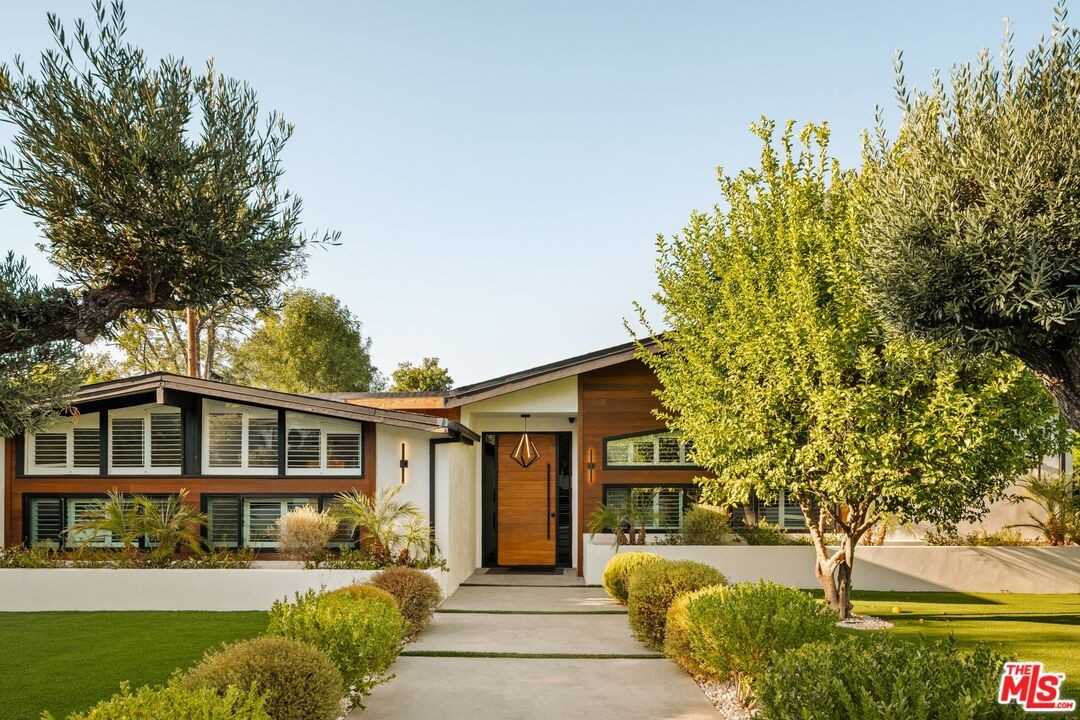 23283 Erwin St