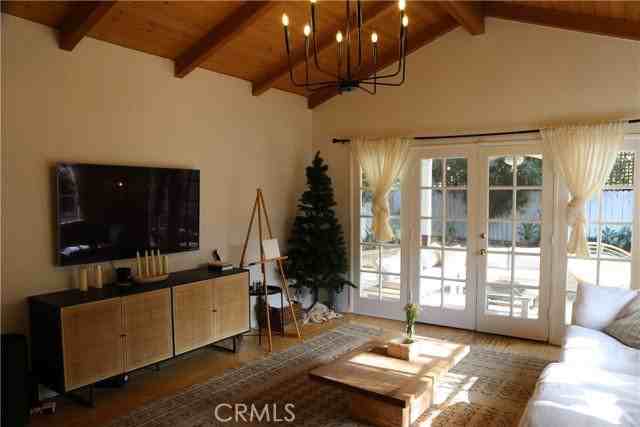 5724 Rhodes Ave - Photo 3 of 8