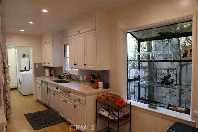 5724 Rhodes Ave - Photo 7 of 8