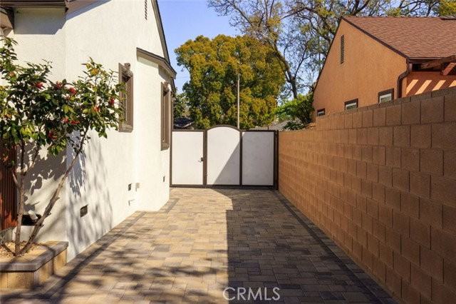 1735 N Lima St - Photo 5 of 8