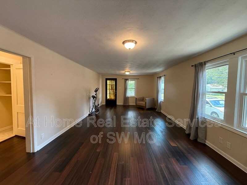 1627 E Cairo St - Photo 5 of 12