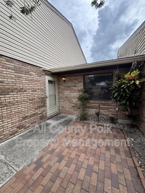 542 Lake Carolyn Cir - Photo 2 of 26