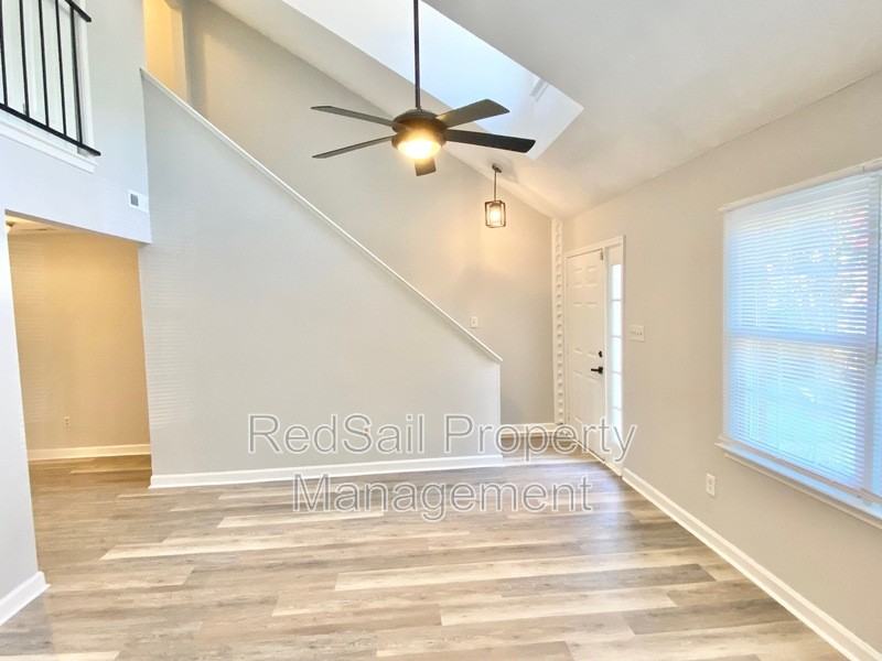 384 Kinsmen Way - Photo 4 of 19