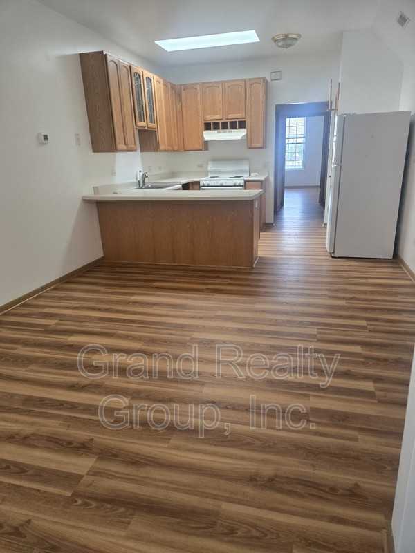 42 E Grand Ave #2C - Photo 3 of 6