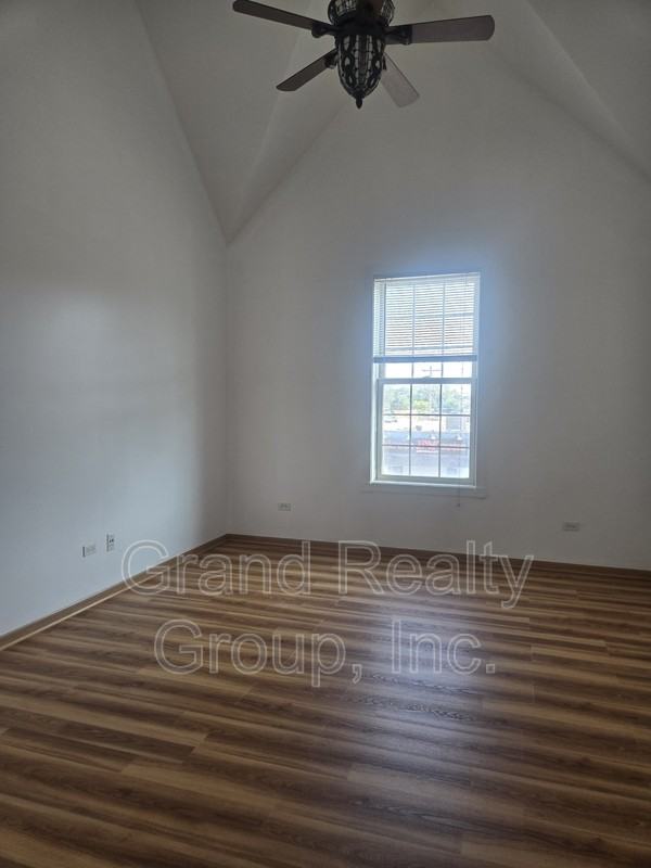 42 E Grand Ave #2C - Photo 4 of 6