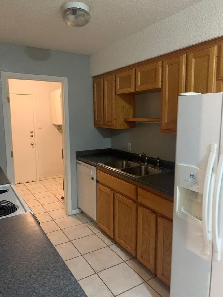 415 Live Oak St - Photo 4 of 8