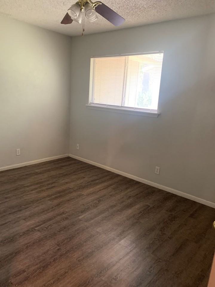 415 Live Oak St - Photo 6 of 8