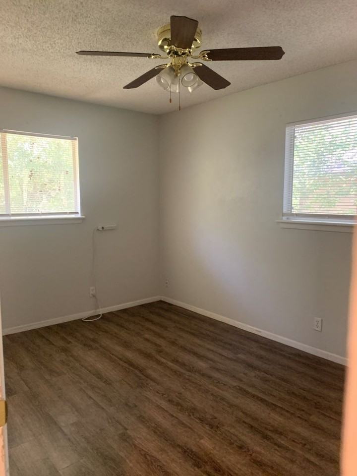 415 Live Oak St - Photo 7 of 8