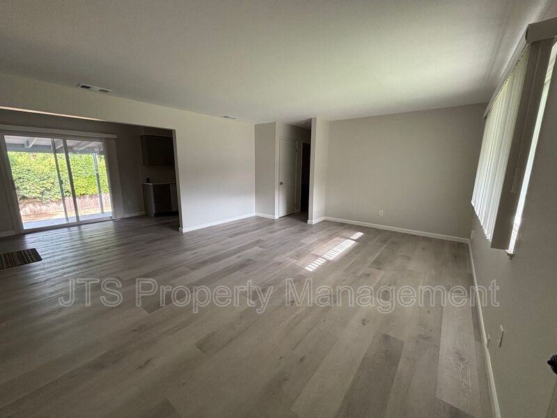 5205 Valonia St - Photo 5 of 16