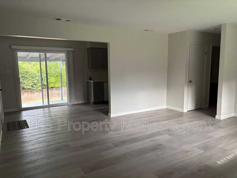 5205 Valonia St - Photo 7 of 16
