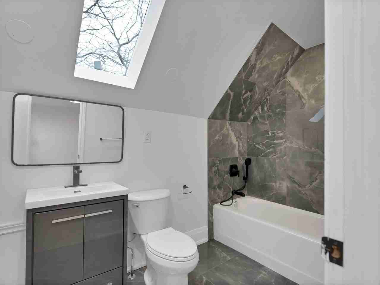 450 Markham St - Photo 5 of 30