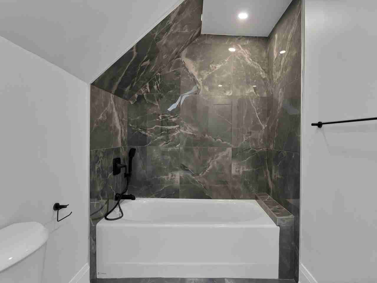 450 Markham St - Photo 7 of 30
