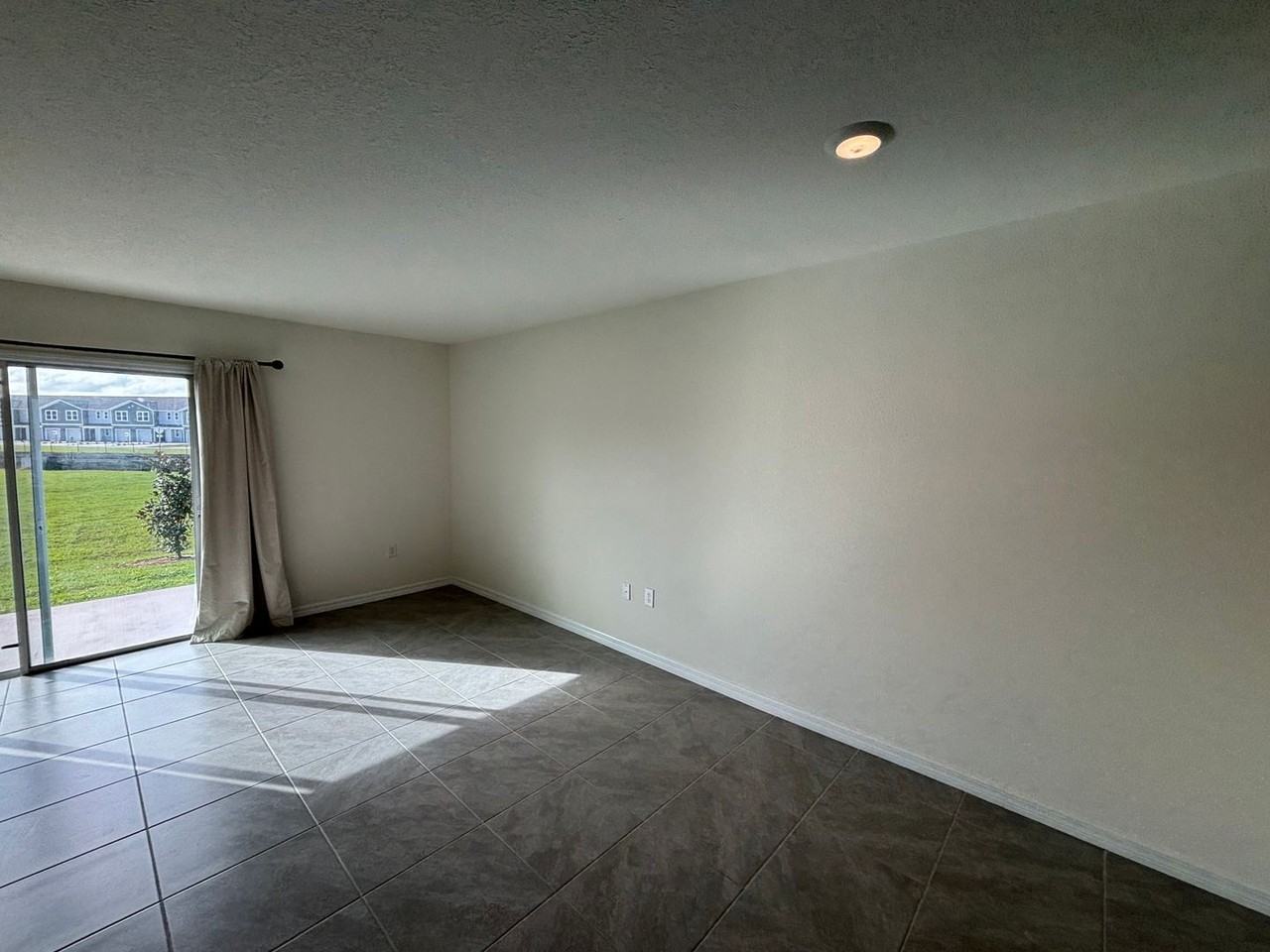 8243 Sw 67th Ave - Photo 7 of 28