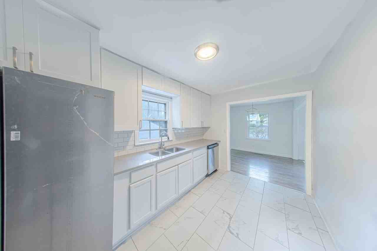 914 Bank St Se - Photo 2 of 15