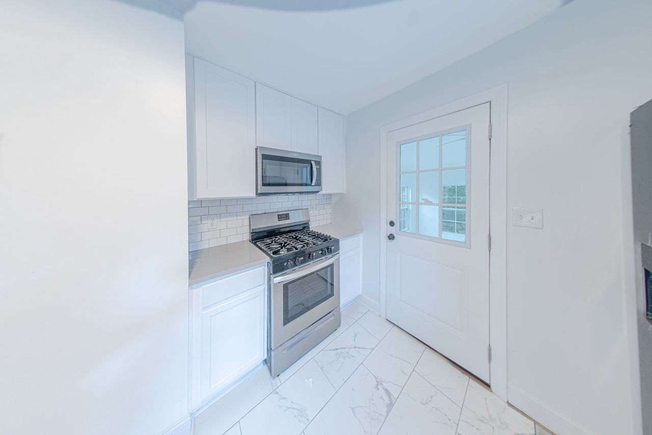 914 Bank St Se - Photo 4 of 15