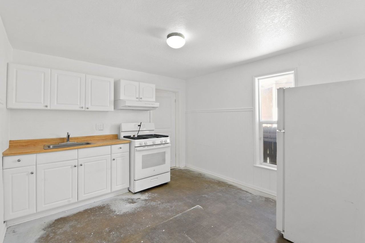 138 N Riverside Ave - Photo 2 of 11