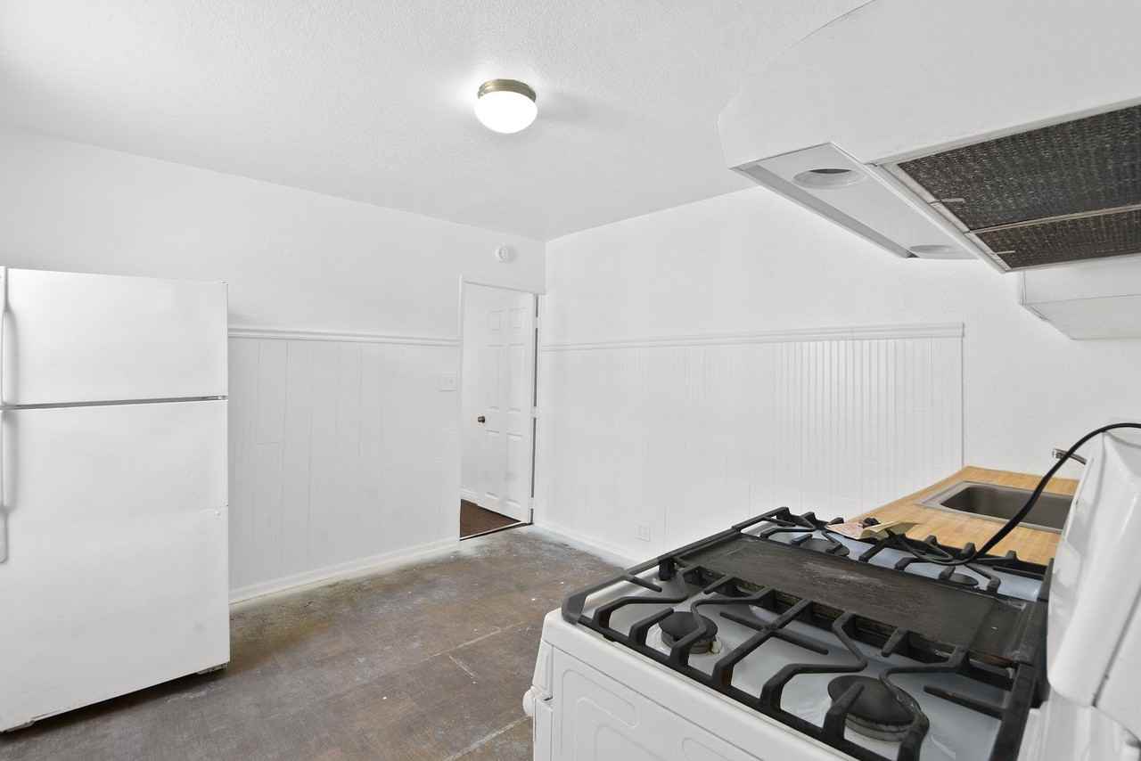 138 N Riverside Ave - Photo 3 of 11