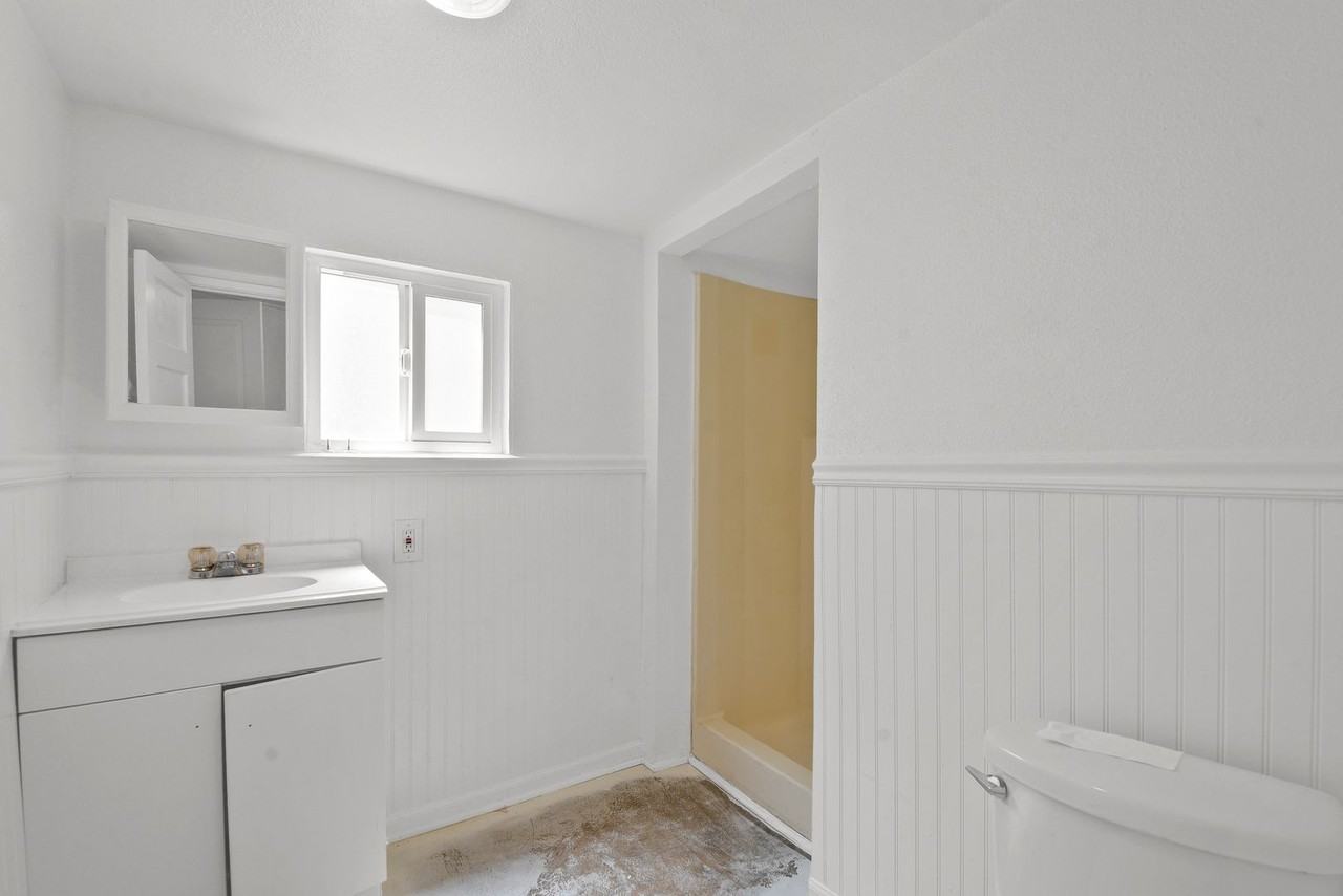 138 N Riverside Ave - Photo 5 of 11