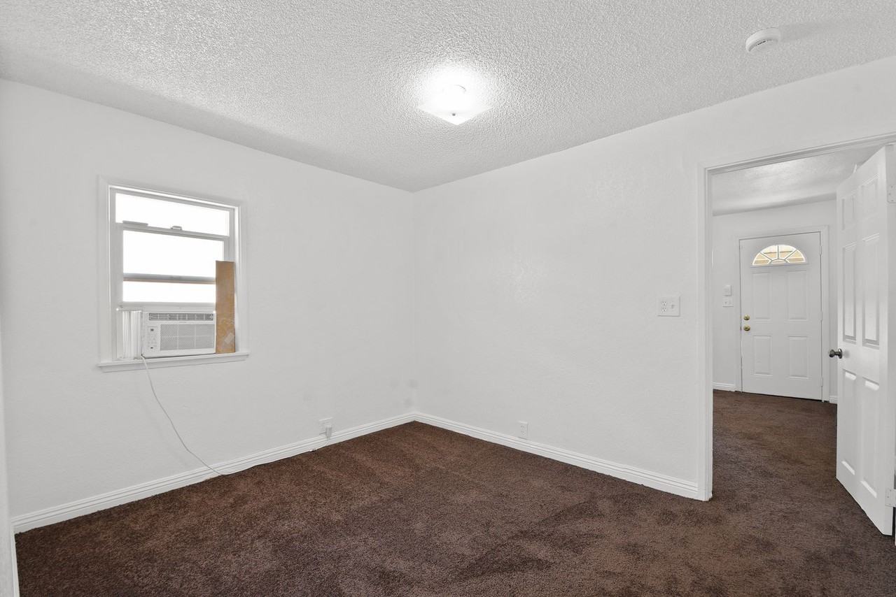 138 N Riverside Ave - Photo 6 of 11