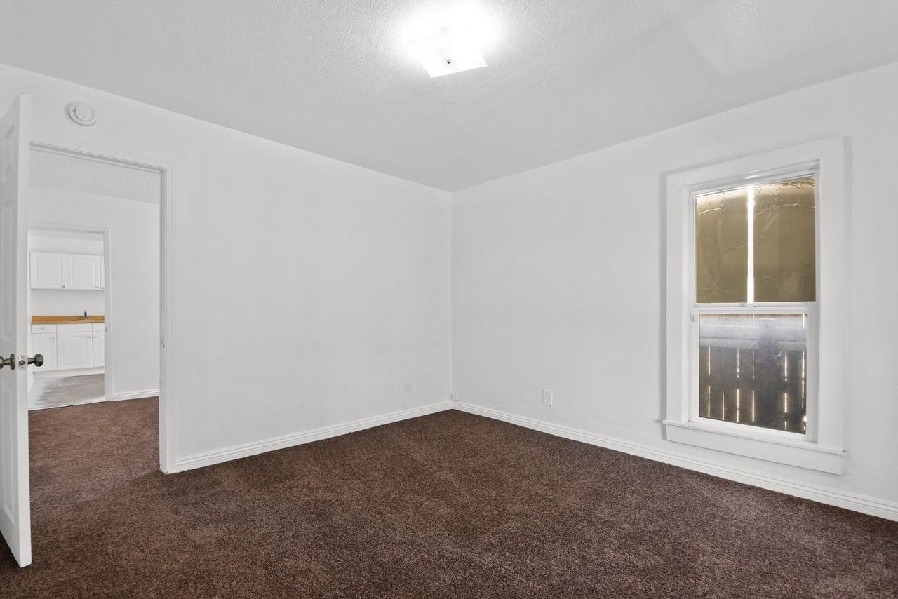 138 N Riverside Ave - Photo 7 of 11