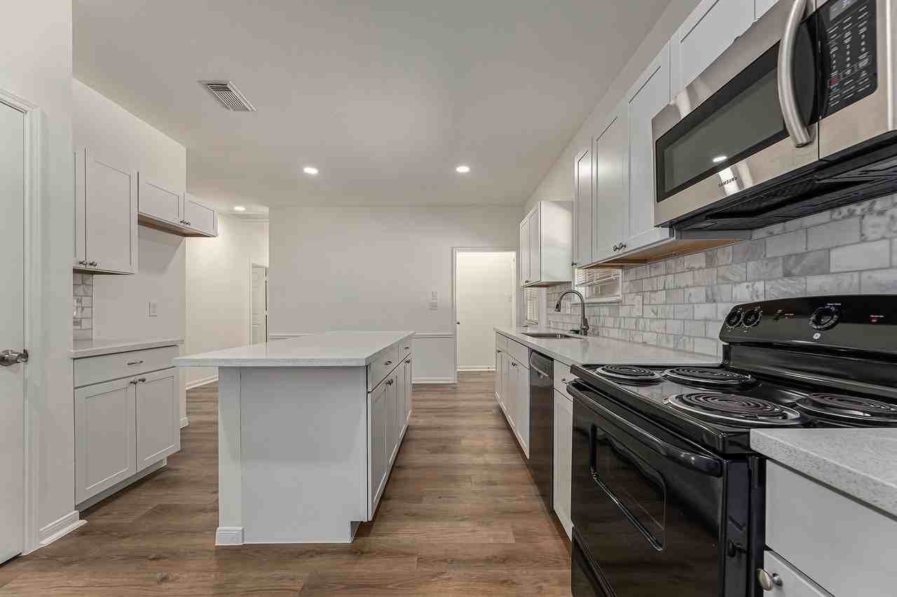 13010 Valleywood Cir - Photo 2 of 16