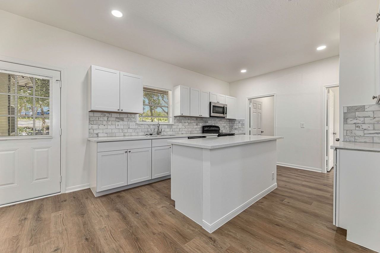 13010 Valleywood Cir - Photo 3 of 16