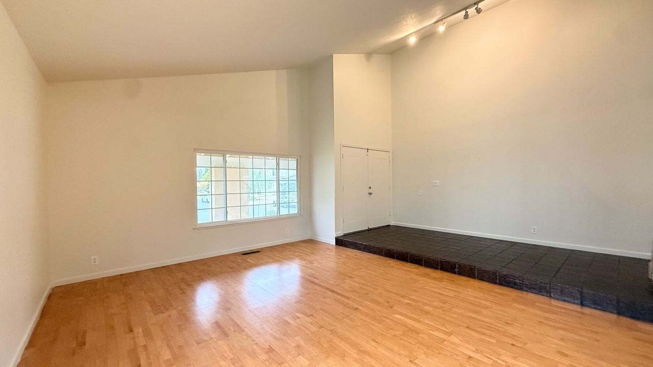 7214 Chantilley Ct - Photo 5 of 34